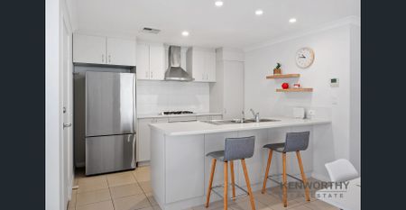 Gorgeous Three Bedroom Home in Lovely Location - Photo 4