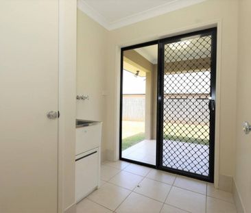 Quality Home - Fully Airconditioned - Tiled Garage - Access to Back... - Photo 1