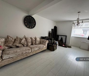 4 bedroom end of terrace house to rent - Photo 2