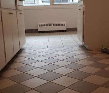 3 1/2 Rénové Chauffé/Eau Chaude/Entrée Laveuse et Sècheuse 1 AVRIL ... - Photo 4