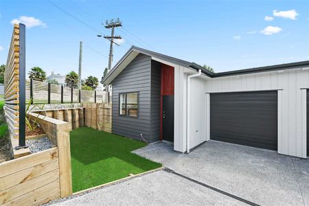 Easy-Care Living in a Prime Hillcrest Location - Photo 5
