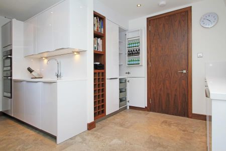 £3,500 per week (£15,166.67 per month) - Photo 3