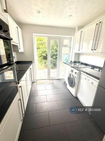 3 bedroom semi-detached house to rent - Photo 5