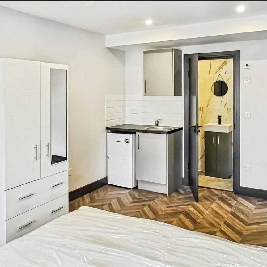 York Avenue, Slough, Berkshire, SL1 3HP - Photo 1