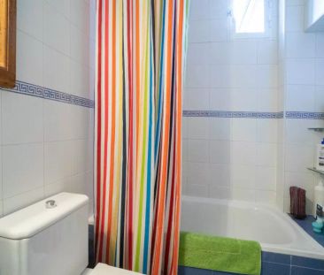 Cosy room women rent in 2-bedroom apartment in Malasaña - Photo 5