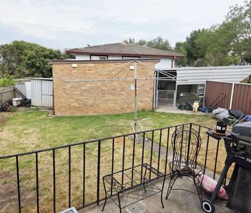 3 B/R BRICK VENEER HOME WITH REMODELED INTERIOR OPEN LIVING AND STY... - Photo 4