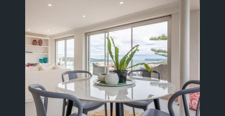 Price reduced for short term! Executive harbourside triplex apartment with house size proportions. Fully furnished, flexible lease term. - Photo 5