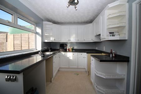 3 bedroom semi-detached house to rent - Photo 5