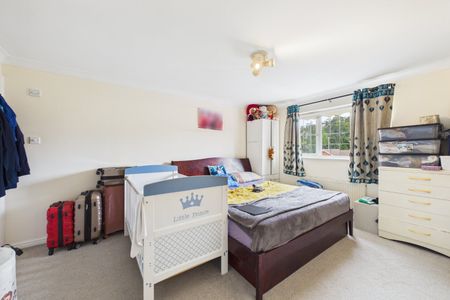 4 bedroom House in Prospect Avenue, Farnborough - Photo 3