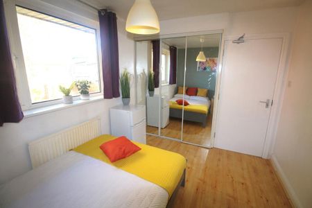 1 bedroom in a house share to rent - Photo 2