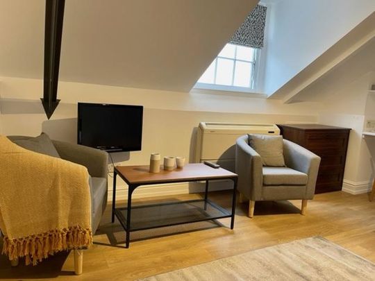 Fulham Palace Road, London - Photo 1