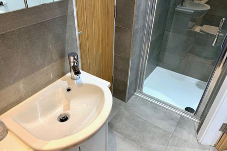 High Street - Photo 3