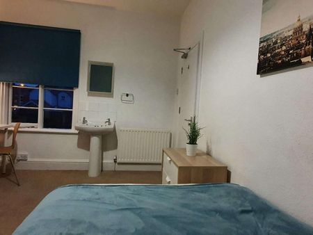 1 bedroom in a house share to rent - Photo 3