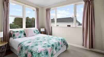 Large 6 Bedroom Family Home - Photo 4