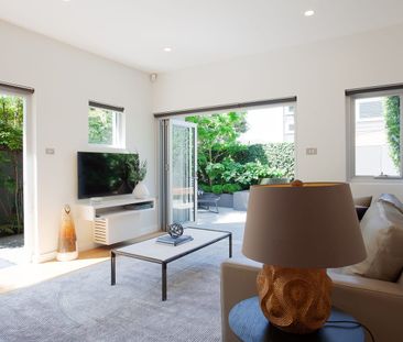 Stylish One-Bedroom Townhouse with Private Garden and Parking in No... - Photo 2