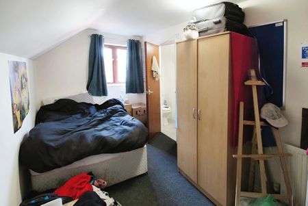 4 bedroom detached house to rent - Photo 3