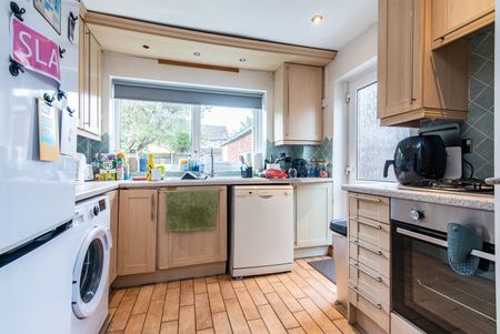 3 Bed Semi-Detached House, Martinmass Close, NG7 - Photo 5