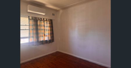 3 BEDROOM HOUSE WITH GARAGE - Photo 4