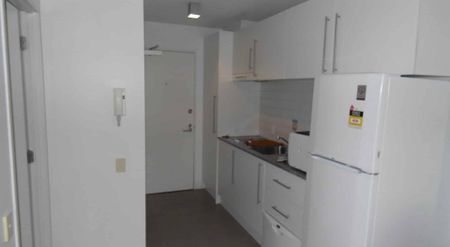 Sunny One Bedroom Apartment with Large Balcony - Photo 5