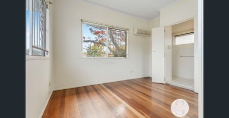 SOLID POST WAR FAMILY HOME - Photo 5