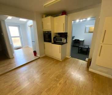 1 bedroom in a house share to rent - Photo 3