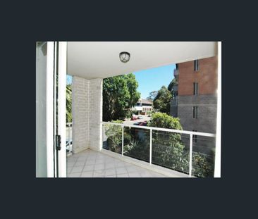 North West facing apartment with a park view - Photo 5