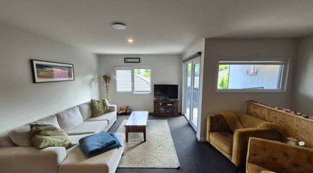 Architecturally designed townhouse - Photo 4