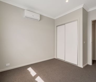 Brand New 4 bedroom townhouse overlooking large park! - Photo 3