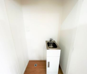 CORNER, SPACIOUS & CENTRAL - Photo 5