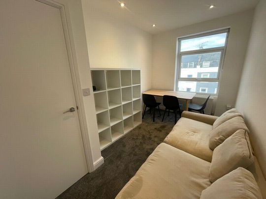 4 bedroom flat to rent - Photo 1