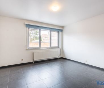 Lichtrijk leefappartement met 2 slaapkamers en terras - Photo 2