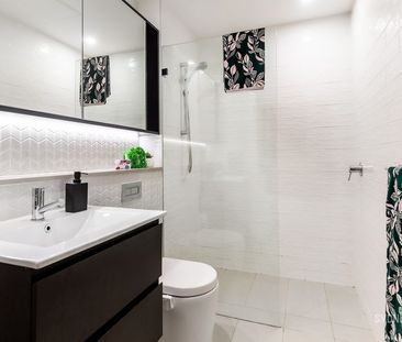 PERFECTLY POSITIONED 1 BEDROOM APARTMENT + STUDY WITH WATER VIEWS - Photo 6