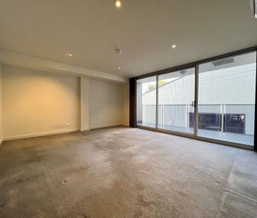 Spacious and Modern Apartment in Perfect Location! - Photo 2