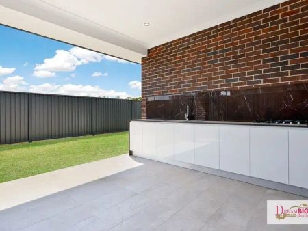 “A Spacious Family Home With 2 En-suites !!” - Photo 4