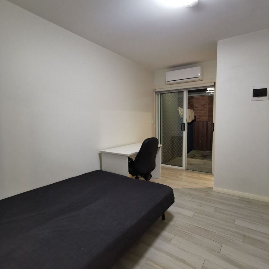 Ground Floor Studio Apartment with Courtyard - Photo 1