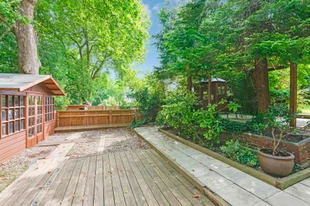 6 Bedroom Detached To Let - Photo 2