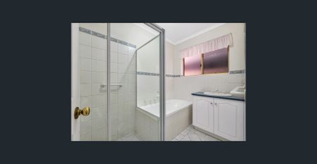 The perfect low maintenance secure private home in convenient location - Photo 4