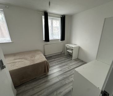 Room in a Shared House, Priory Street, E3 - Photo 2