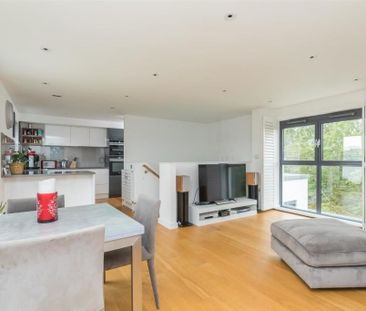 3 Bed Penthouse, Montefiore Road, BN3 - Photo 2