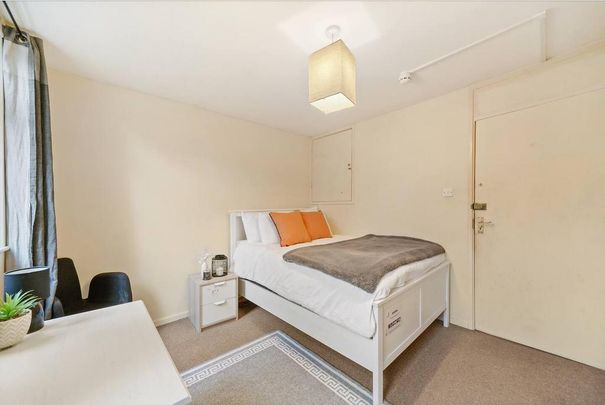 1 bedroom in a house share to rent - Photo 1