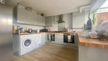 1 bedroom in a house share to rent - Photo 5