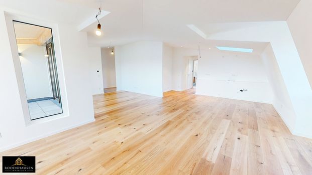 Helle 3-Zimmer-Dachgeschosswohnung mit exklusiver Ausstattung, zwei Bädern und Dachterrasse! - Photo 1