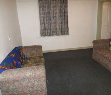 4 bedroom student flat available for the next year - Photo 1