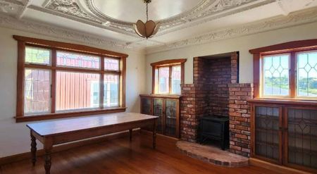 CHARACTER HOME- EQUISITE COASTAL SEA VIEWS - Photo 4