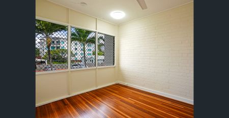 Low maintenance unit in convenient setting - Photo 5