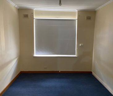 Comfortable family home with generous yard! - Photo 2