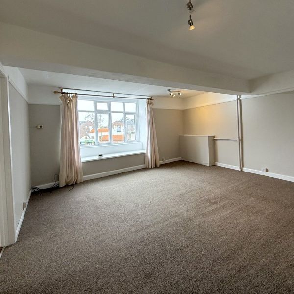 Queens Road, Weybridge, Surrey, KT13 - Photo 1