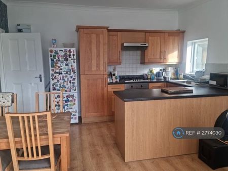 1 bedroom in a flat share to rent - Photo 3