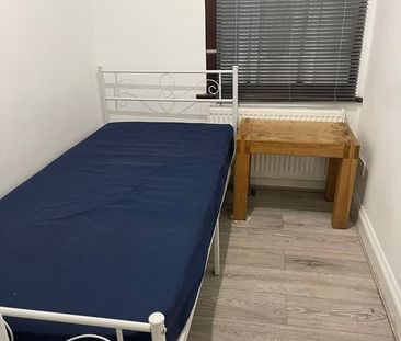 Room in a Shared House, Thorold Road, IG1 - Photo 2