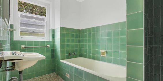 Refreshed Sunbathed Art Deco Beachside Apartment - Photo 3